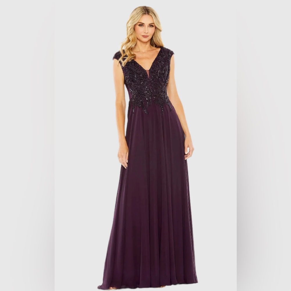 Applique Cap Sleeve Bodice Flowy Gown Size 2 Color Aubergine New with Tags